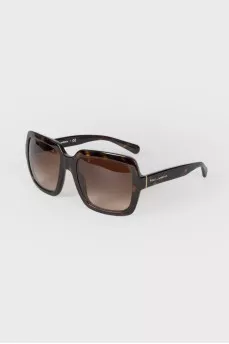 Sunglasses with a leopard arc
