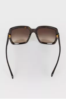 Sunglasses with a leopard arc