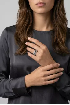Gold ring with diamonds decorated with a chain