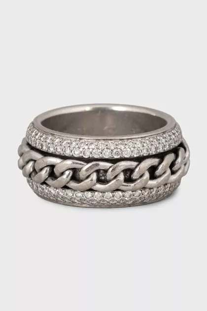 Gold ring with diamonds decorated with a chain