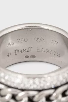 Gold ring with diamonds decorated with a chain