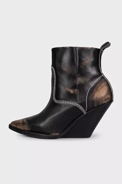 Leather Cossacks with a distressed effect