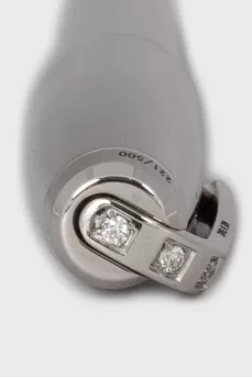 The fountain pen is decorated with diamonds