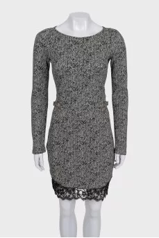 Fitted midi dress decorated with lace
