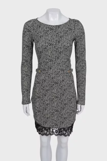 Fitted midi dress decorated with lace