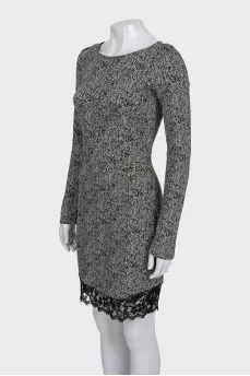 Fitted midi dress decorated with lace
