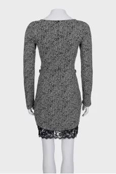 Fitted midi dress decorated with lace