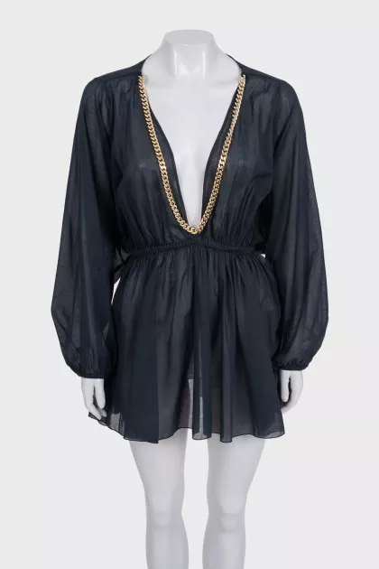 Fitted dress decorated with chain