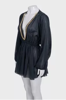 Fitted dress decorated with chain