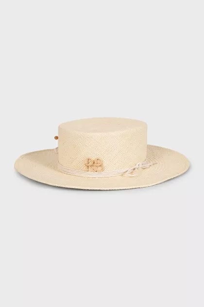 Straw hat with a gold chain
