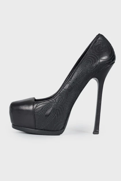 Embroidered stiletto heeled shoes