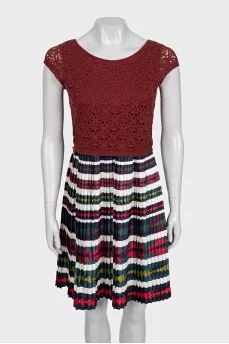 Fitted dress with a pleated skirt
