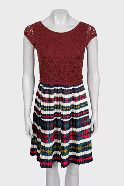 Fitted dress with a pleated skirt