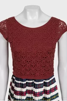 Fitted dress with a pleated skirt