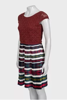 Fitted dress with a pleated skirt