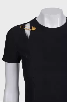Fitted dress decorated with a brooch