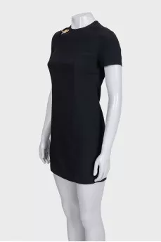 Fitted dress decorated with a brooch