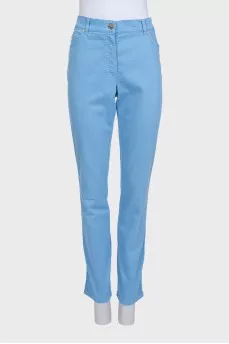 High-waisted blue jeans with a gold button