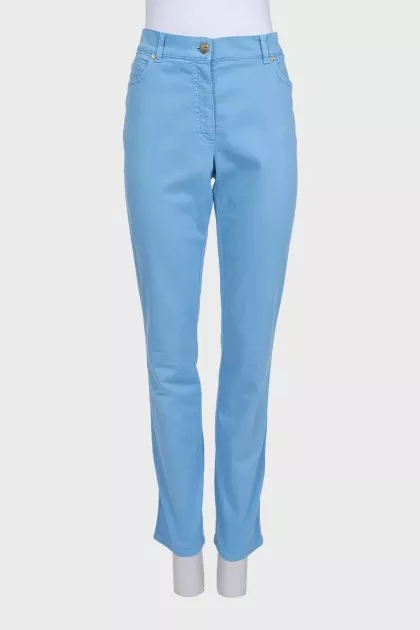 High-waisted blue jeans with a gold button