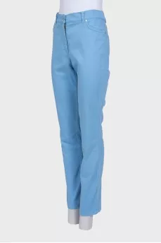 High-waisted blue jeans with a gold button