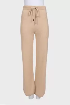 Beige straight-cut suit consisting of a sweater and trousers