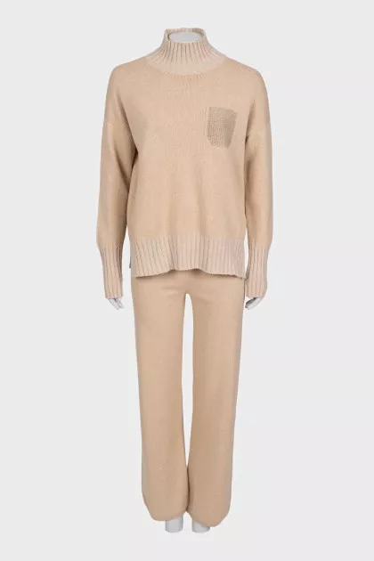 Beige straight-cut suit consisting of a sweater and trousers