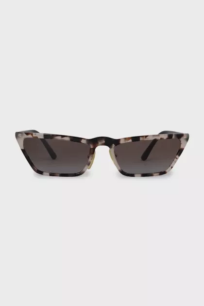 Sunglasses with gray gradient lenses