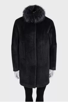 Straight coat with a fur collar