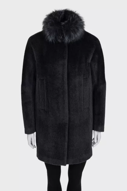 Straight coat with a fur collar