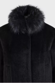 Straight coat with a fur collar