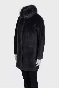 Straight coat with a fur collar
