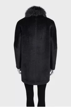 Straight coat with a fur collar