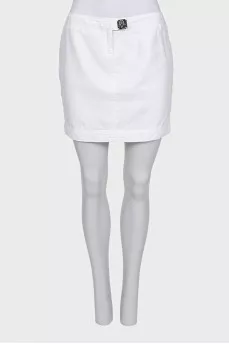 White straight-cut mini skirt with a zipper