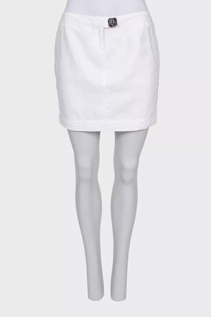 White straight-cut mini skirt with a zipper