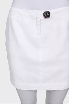 White straight-cut mini skirt with a zipper