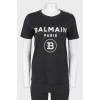 Black T -shirt with a white log of brand