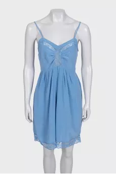 Dress decorated with lace on adjustable straps