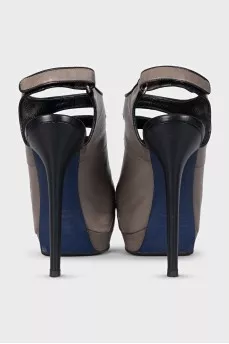 Leather sandals with cutouts