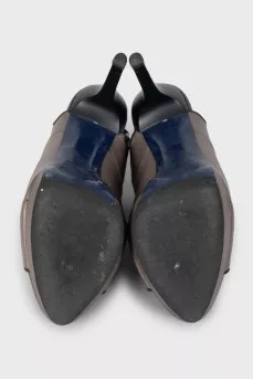Leather sandals with cutouts