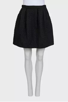 A full mini skirt with a voluminous pattern