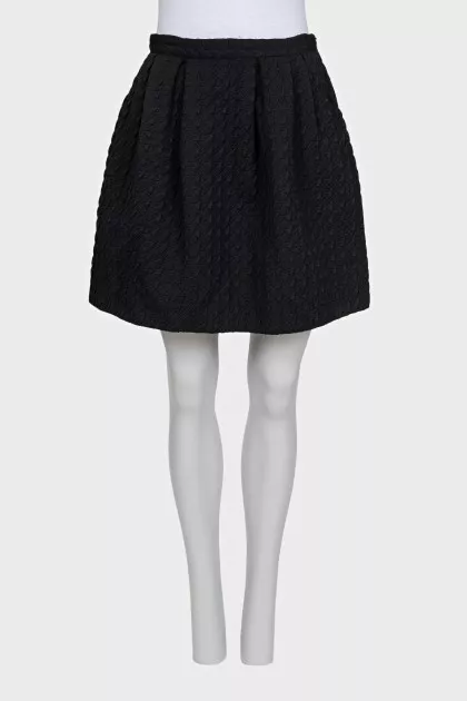 A full mini skirt with a voluminous pattern