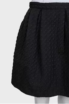 A full mini skirt with a voluminous pattern