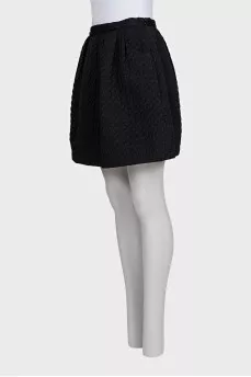 A full mini skirt with a voluminous pattern