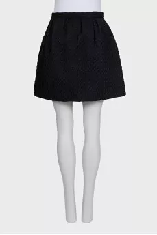 A full mini skirt with a voluminous pattern