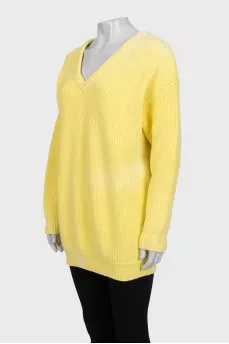 Жовтий светр oversize крою із V-подібним вирізом