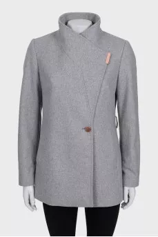 A cropped coat with a fitted cut and a button