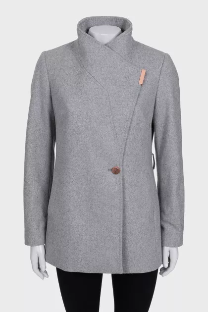 A cropped coat with a fitted cut and a button