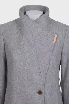 A cropped coat with a fitted cut and a button