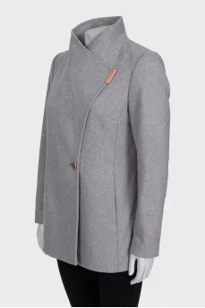 A cropped coat with a fitted cut and a button