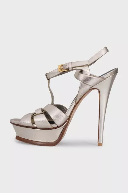 Tribute sandals in gold leather